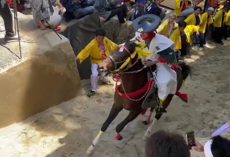”動物虐待”の批判で、あり方に揺れた「上げ馬神事」…祭りはどう変わり、人々は何を思うのか　三重県
