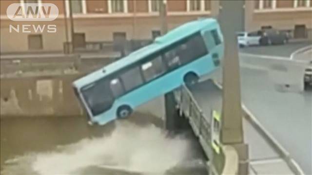 バスがコントロール失い迷走　川に転落で7人死亡 ロシア