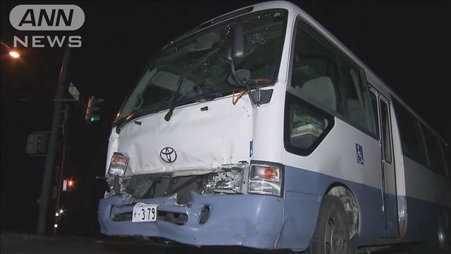 障がい者支援施設のバスがトラックに追突　10人が搬送　北海道・名寄市
