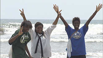ガーナの海で親子３人で記念撮影