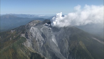 噴煙を上げる御嶽山